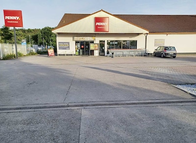 Sie sehen den Eingang vom Penny Markt in Stutensee/Friedrichstal, Heinrich-Hertz-Str. 6