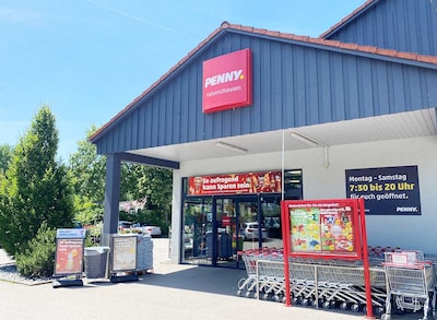 Sie sehen den Eingang vom Penny Markt in Fahrenzhausen, Am Fischfeld 1