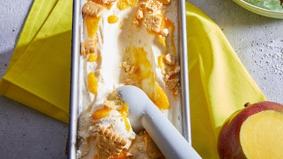 Käsekuchen-Eis mit Mango