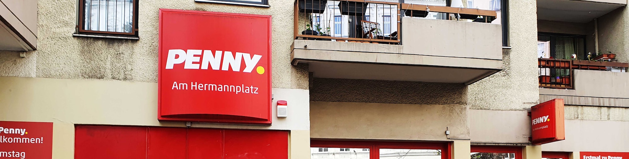 Sie sehen den Eingang vom Penny Markt in Berlin/Neukoelln Kottbusser Damm 66