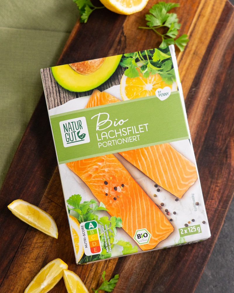Lachsfiletstreifen auf Gemüse Julienne mit Curryreis 