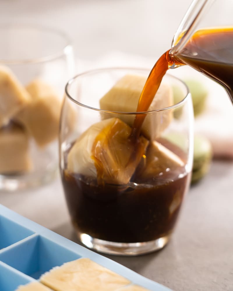 Kokos-Eiskaffee zu Pancakes mit Schokosauce