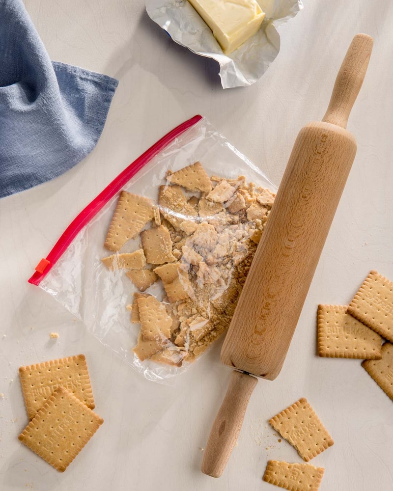 Dieses Bild zeigt wie Butterkekse zerkrümelt werden.
