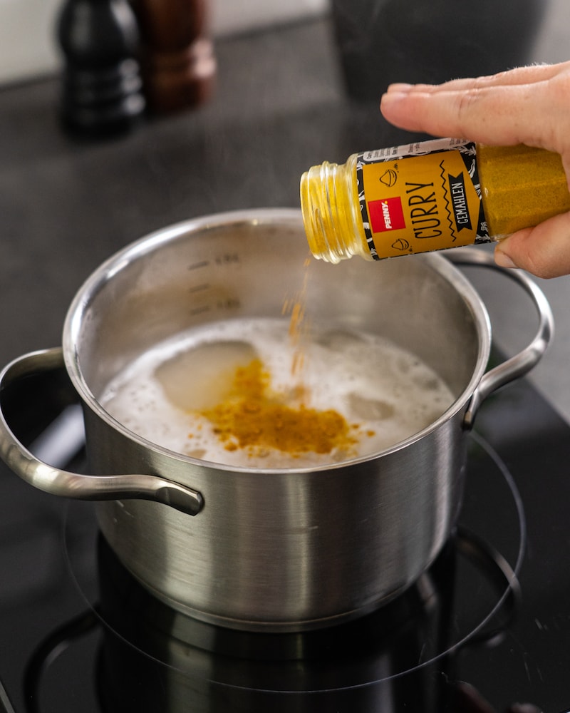 Lachsfiletstreifen auf Gemüse Julienne mit Curryreis 