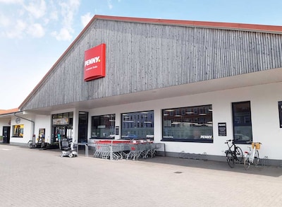 sie sehen den Eingang vom Penny Markt in Anklam Friedländer Str.  26 