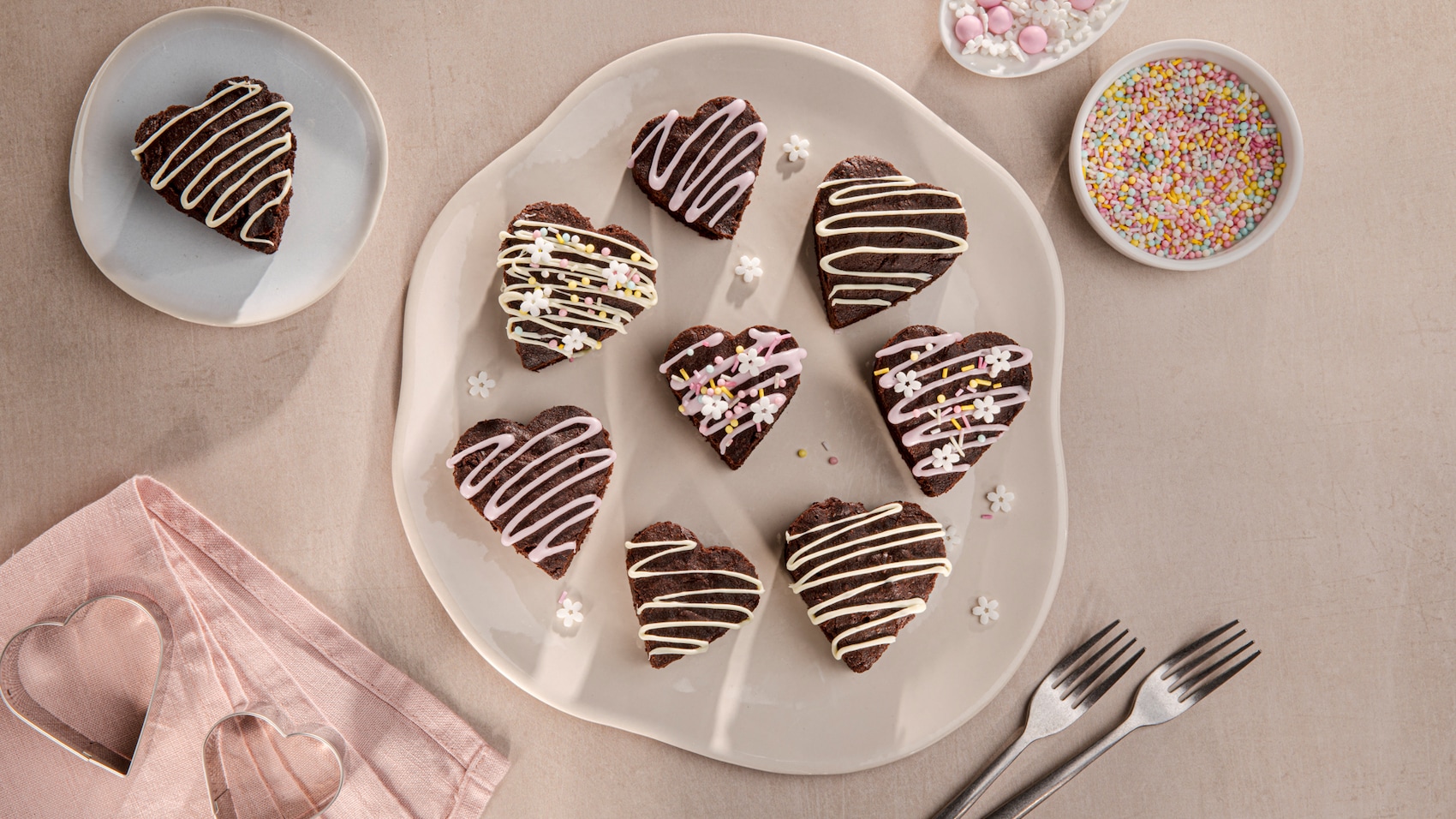 Dieses Bild zeigt die fertigen Brownie Herzen aus der Heißluftfritteuse.