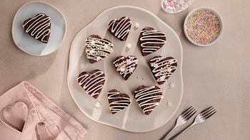 Dieses Bild zeigt die fertigen Brownie Herzen aus der Heißluftfritteuse.