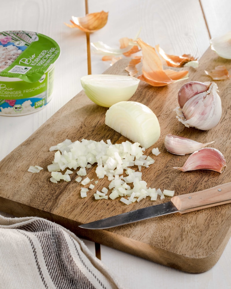 Auf diesem Bild siehst du geschnittene Zwiebeln.
