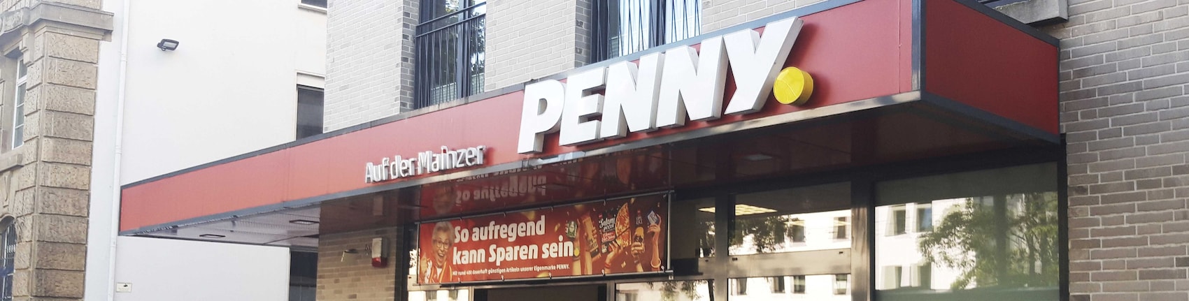 Sie sehen den Eingang vom Penny Markt in Frankfurt, Mainzer Landstr. 195+197