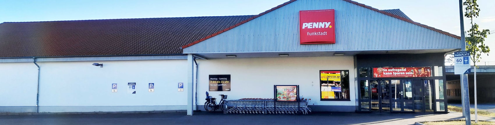 Sie sehen den Eingang vom Penny Markt in Nauen Dammstr. 24