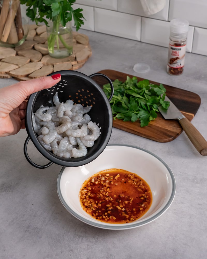 Dieses Bild zeigt, wie die Datteln eingewickelt werden.