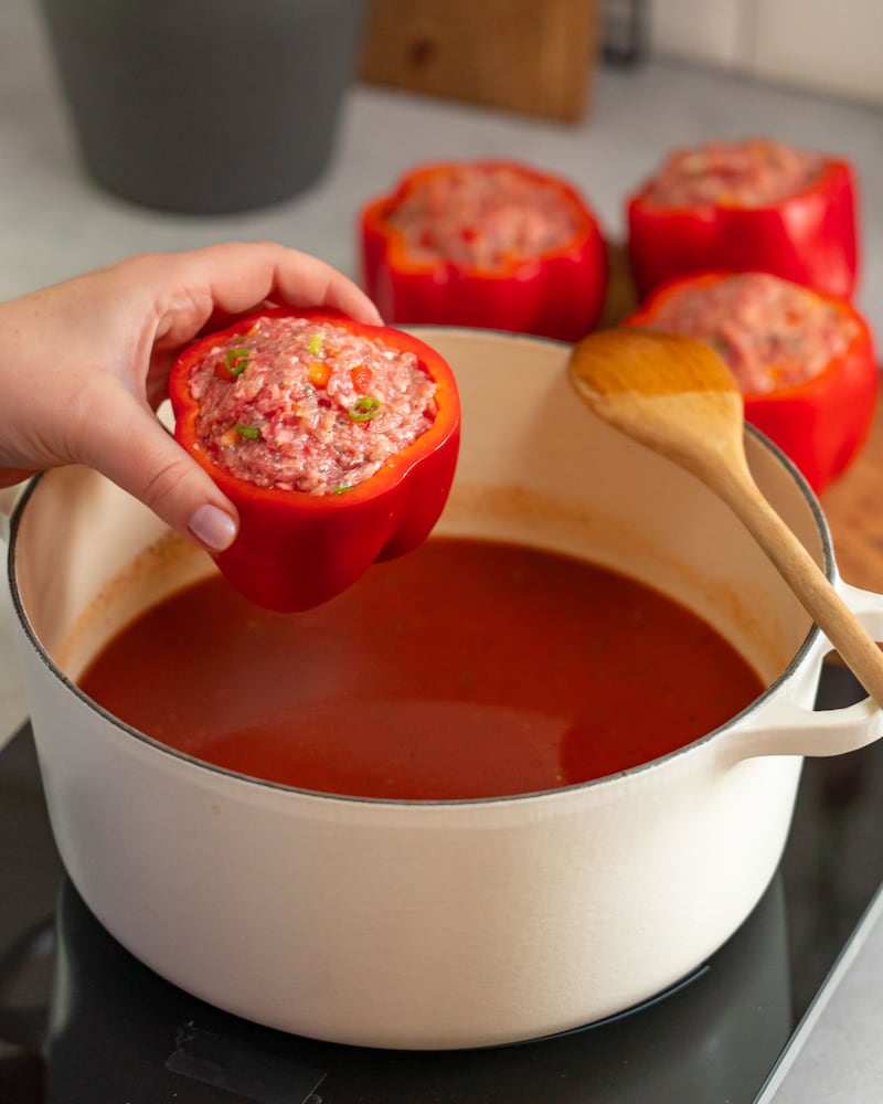 Diese Bild zeigt das Hinzugeben der Paprika in die Sauce.