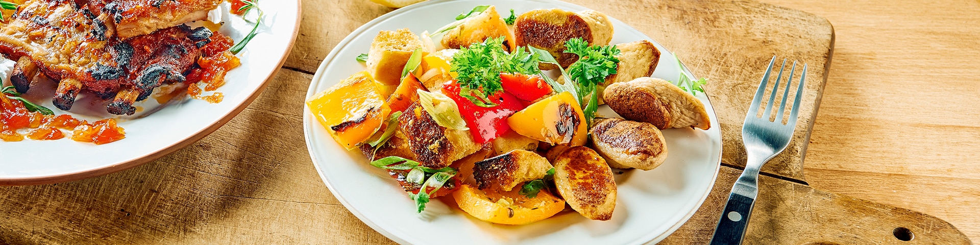 Auf diesem Bild siehst du unseren Ciabatta Paprika Salat.