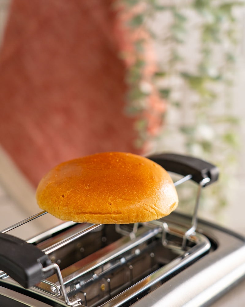 Dieses Bild zeigt das Brot auf dem Toaster.