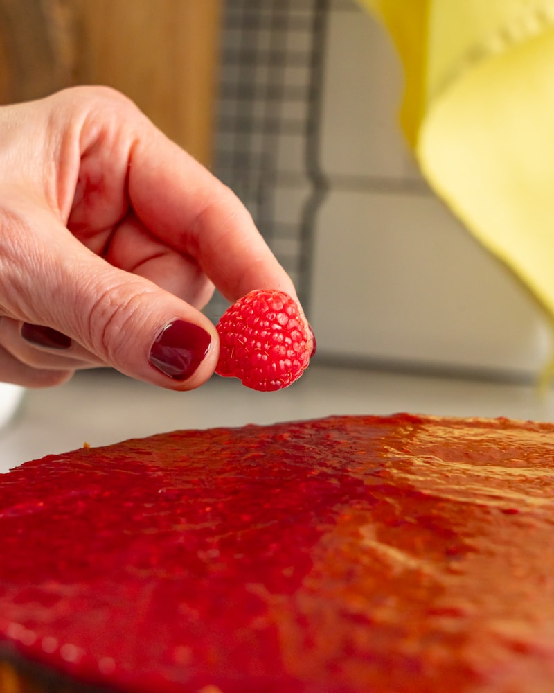 Dieses Bild zeigt wie der Himbeeren-Käsekuchen angerichtet wird.