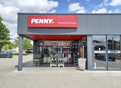 Sie sehen den Eingang vom Penny Markt in Neustadt/Donau Bahnhofstrasse 17
