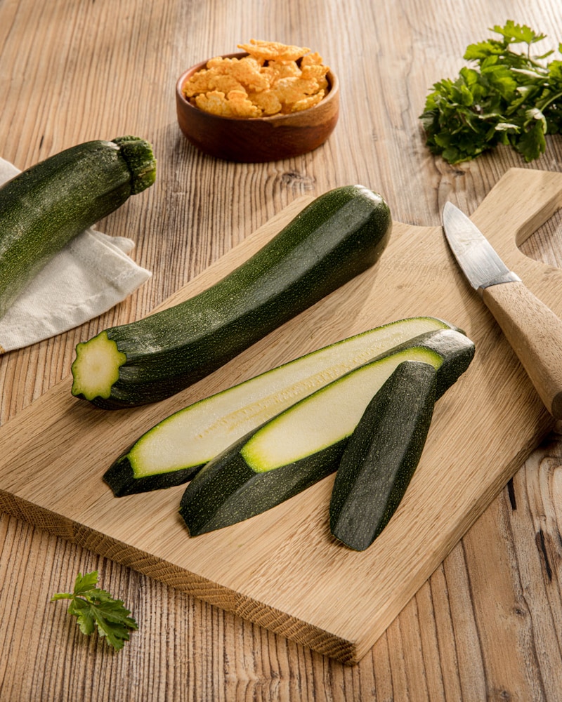 Dieses Bild zeigt wie die Zucchini geschnitten wird.