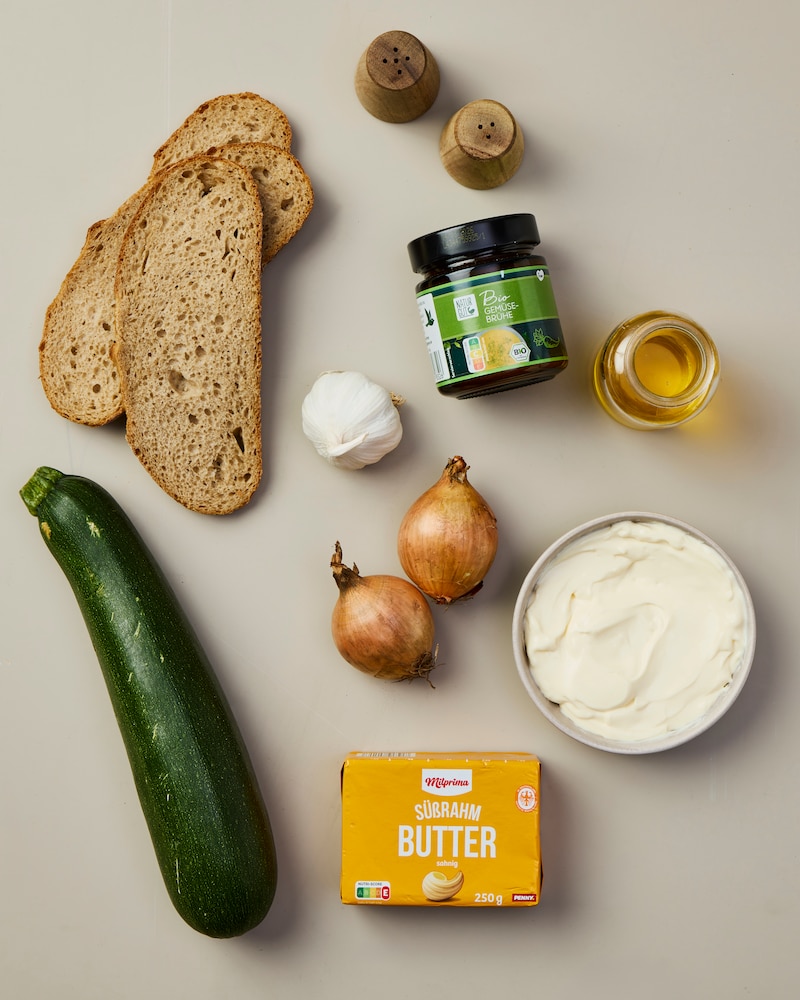 Dieses Bild zeigt die Zutaten für die Zucchinisuppe mit Graubrot-Croutons.