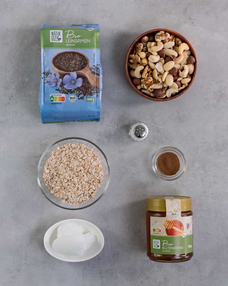 Das Bild zeigt die Zutaten für das Granola zum selber machen.