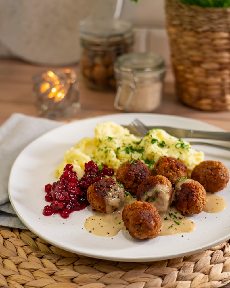 Vegane Kötbullar auf Kartoffelstampf mit heller Sauce und Wildpreiselbeeren