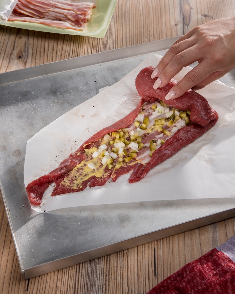 Dieses Bild zeigt wie die Roulade gerollt wird.