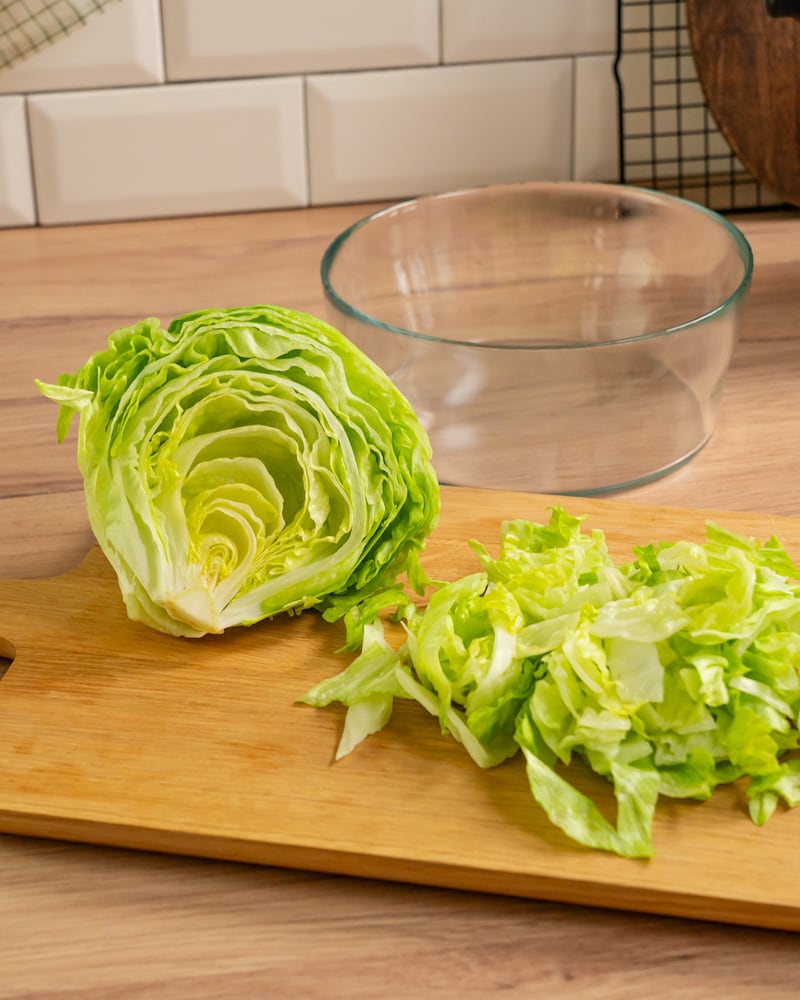 Dieses Bild zeigt wie der Salat geschnitten wird.