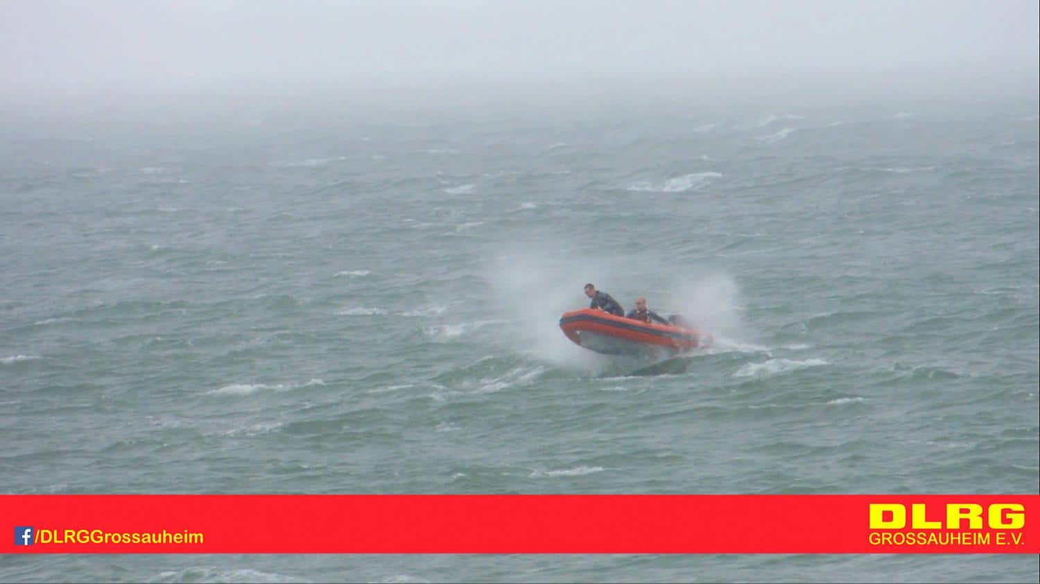 Vereinsmitglieder beim Einsatz im Wasser auf einem Schlauchboot