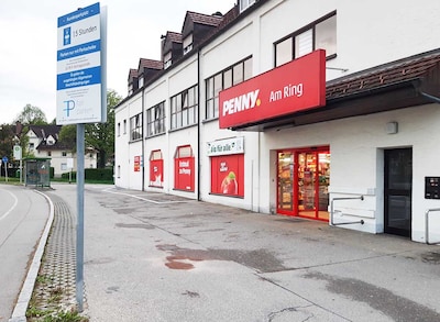 Sie sehen den Eingang vom Penny Markt in Kempten Schumacherring 101