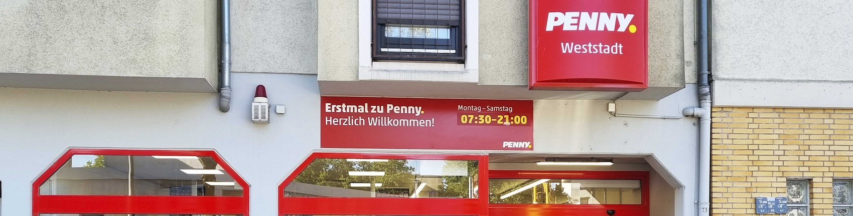 Sie sehen den Eingang vom Penny Markt in Heidelberg/Weststadt, Bahnhofstr. 9-13