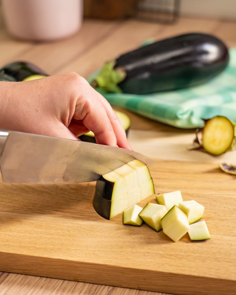 Dieses Bild zeigt wie die Aubergine geschnitten wird.