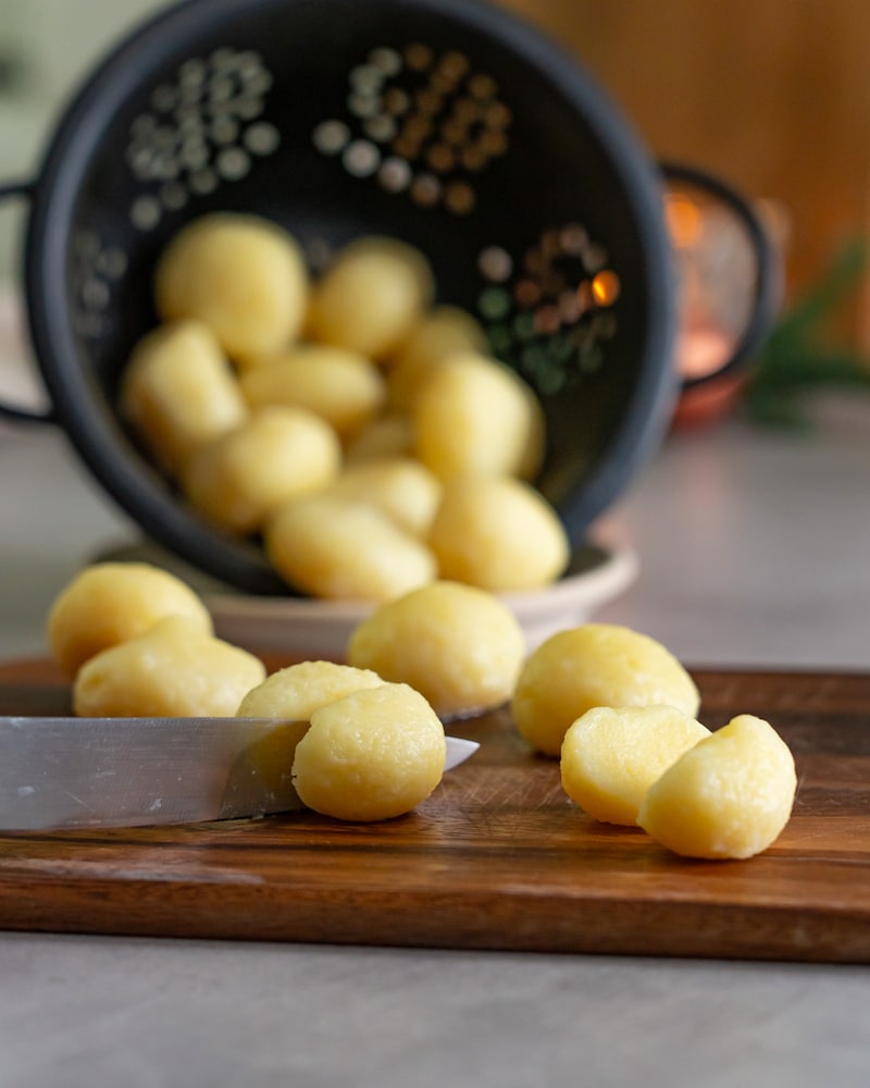 Dieses Bild zeigt die Vorbereitung für die Knödel. 
