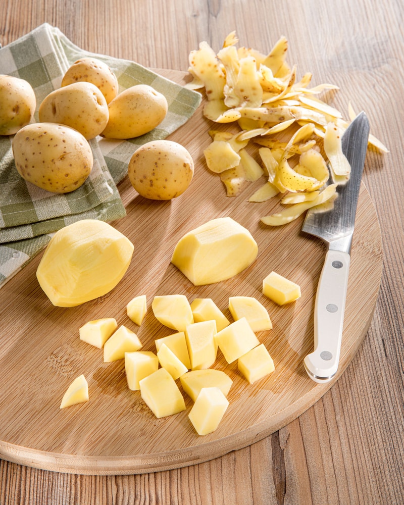 Dieses Bild zeigt wie die Kartoffeln geschnitten werden.
