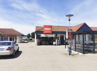Sie sehen den Eingang vom Penny Markt in Hartenstein Stiftstr. 1