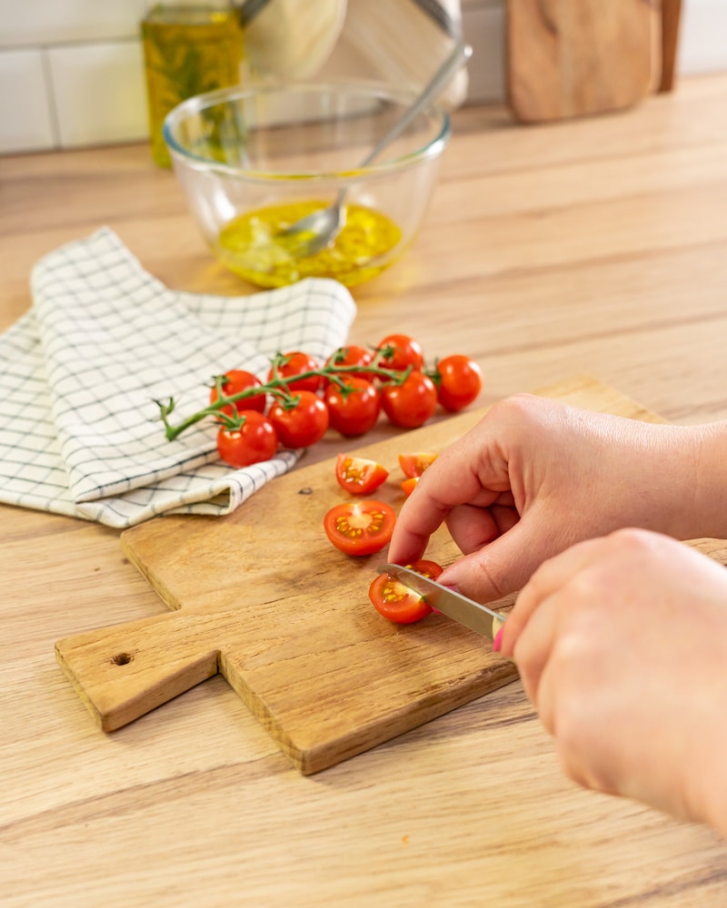 Dieses Bild zeigt, wie die Tomaten geschnitten werden.
