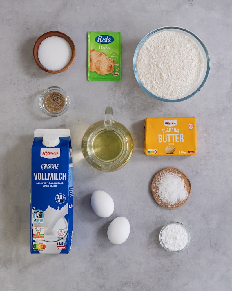 Das sind die Zutaten für den Schmalzkuchen.