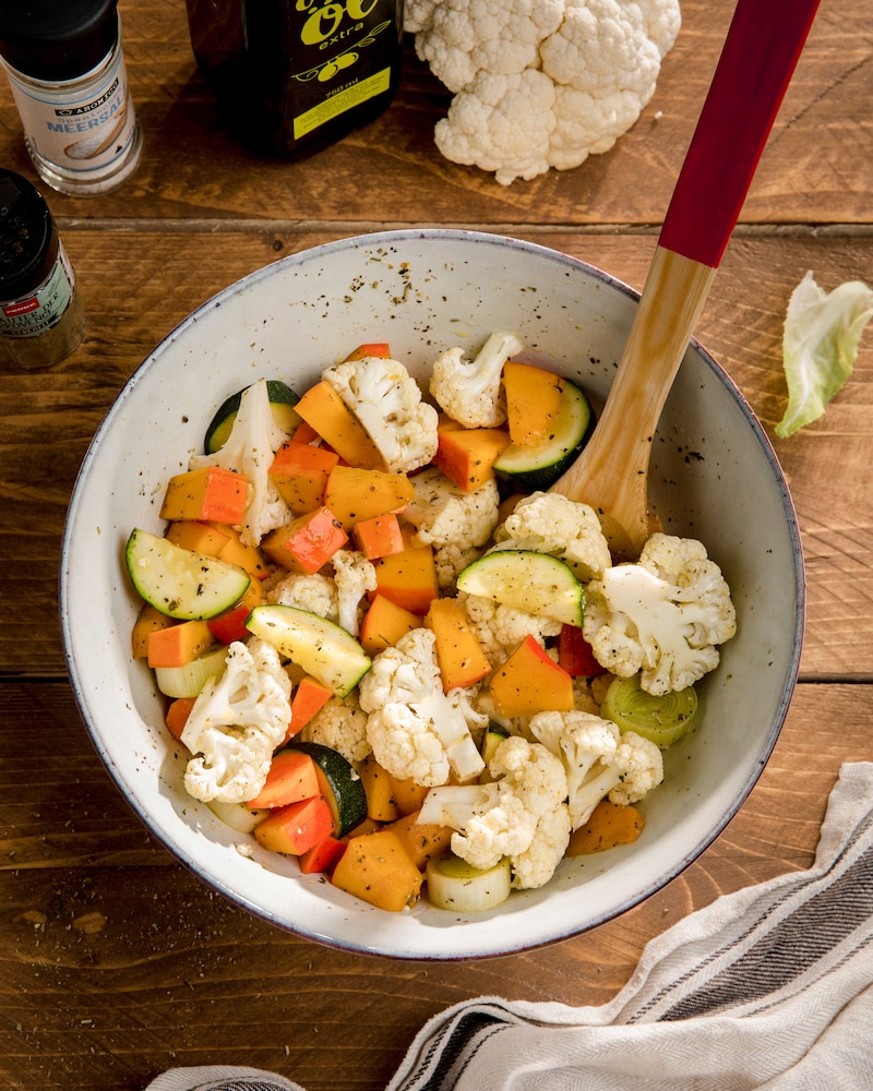 Auf diesem Bild siehst du buntes Gemüse in einer Salatschüssel.
