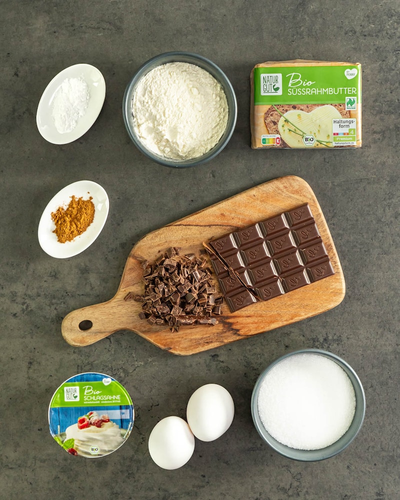 Dieses Bild zeigt die Zutaten für die Brownies mit Zimtsahne.