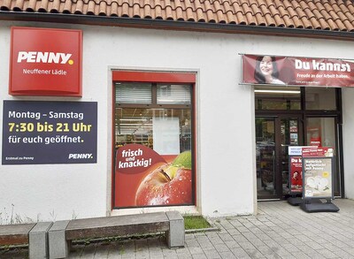 Sie sehen den Eingang vom Penny Markt in Neuffen, Hauptstr. 1