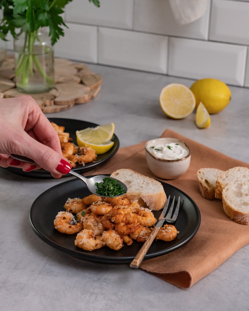 Dieses Bild zeigt wie die Datteln aus dem Airfryer genommen werden.