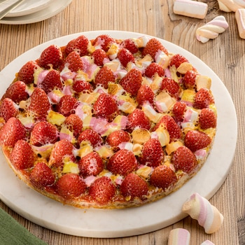 Dieses Bild zeigt den fertigen Erdbeer-Marshmallow-Kuchen.