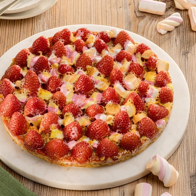 Dieses Bild zeigt den fertigen Erdbeer-Marshmallow-Kuchen.