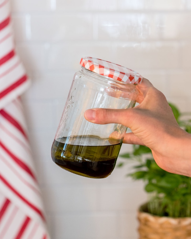 Dieses Bild zeigt, ein Glas mit Dressing. 