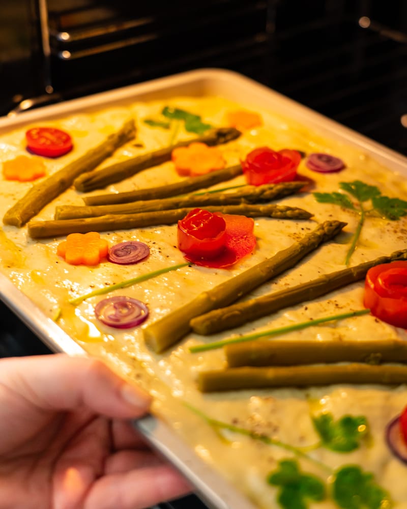 Blumenwiese-Focaccia mit Hirtencreme