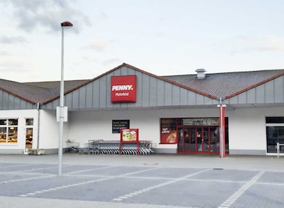 Sie sehen den Eingang vom Penny Markt in Pleinfeld Ellinger Strasse 14