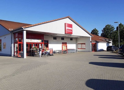 Sie sehen den Eingang vom Penny Markt in Schwalmstadt/Ziegenhain, Hessenallee 42