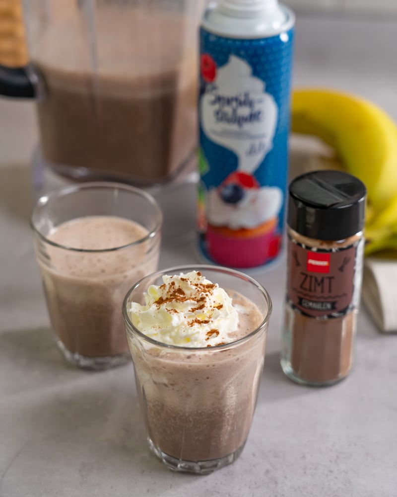 Dieses Bild zeigt wie der Smoothie serviert wird.