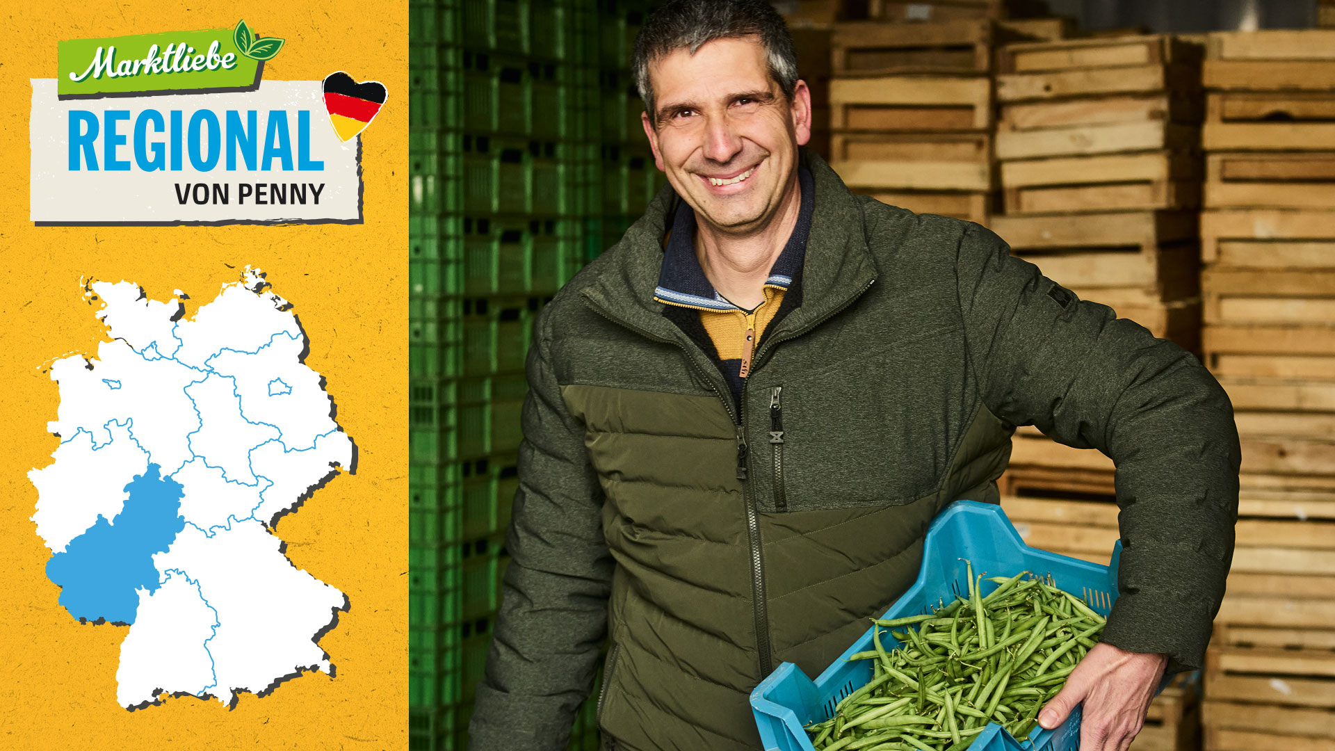 Michael Schmidt trägt lächelnd eine Kiste mit frisch geernteten Bohnen. Daneben sehen wir die Deutschlandkarte, auf der südwestliche Regionen markiert sind.