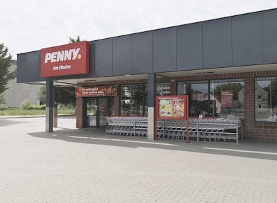 Sie sehen den Eingang vom Penny Markt in Aken, Dessauer Landstraße 14