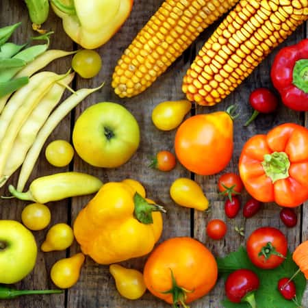 Buntes Gemüse auf einem Holztisch.