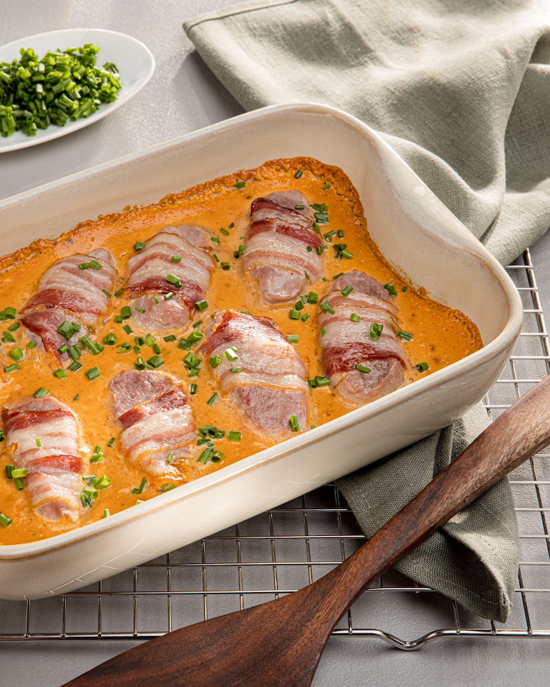 Dieses Bild zeigt das fertige Schweinefilet im Speckmantel.